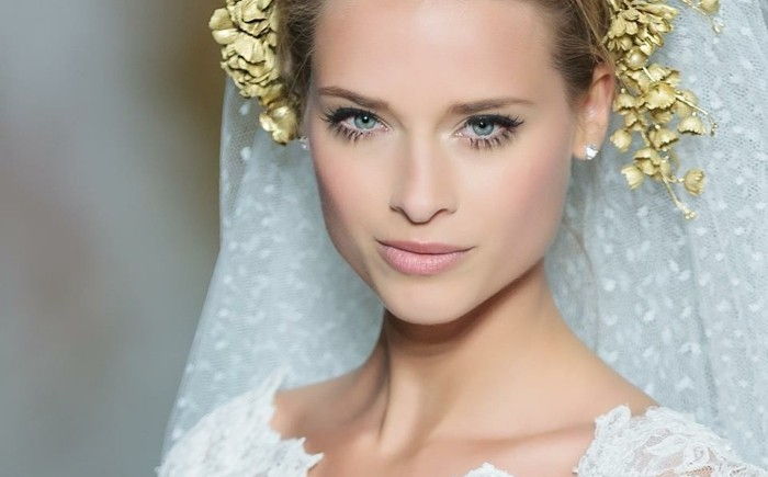 brude make-up gull krans-brygger-eyeliner-øyevipper-hvitt-dress-elegant