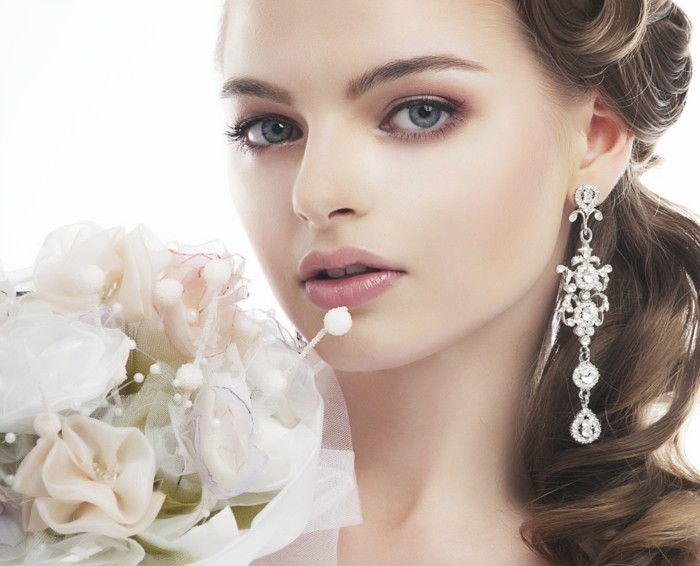 vakker-kvinne-bruden blomsterbukett-perle diamant øredobber naturlig-look