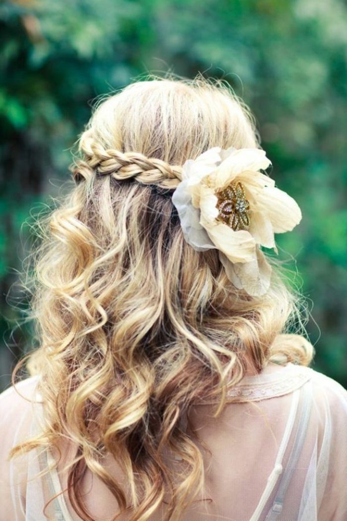 brud frisyr-med-blommor-blonda-and-attraktiva
