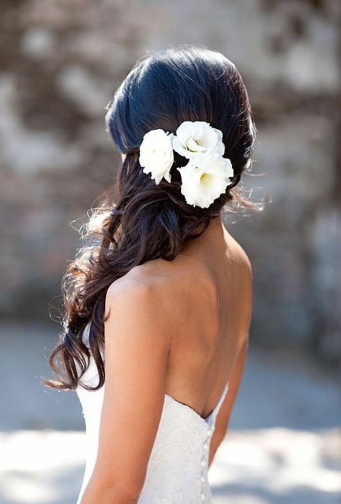 brude frisyre-med-blomster-lang-mørkt hår