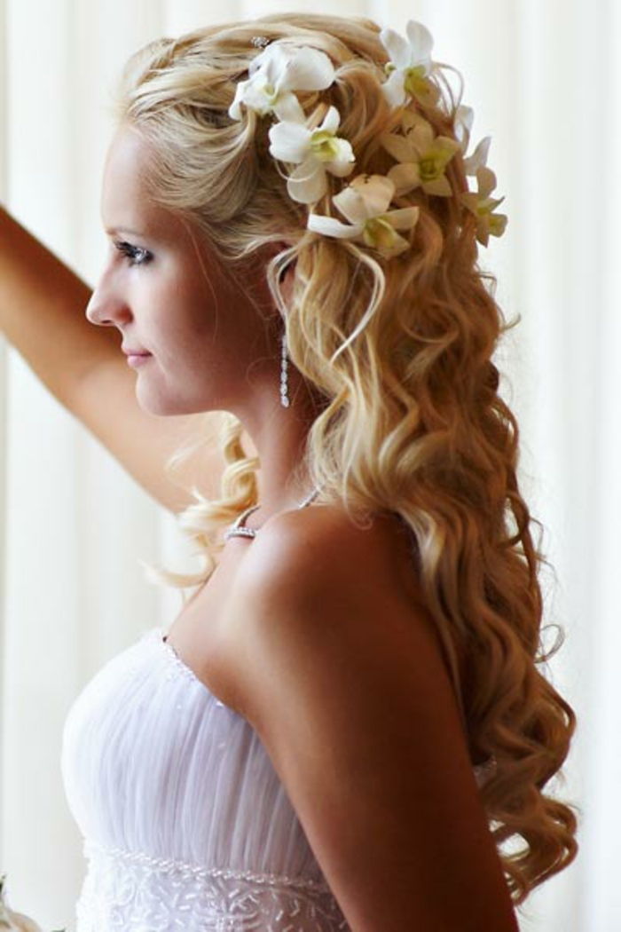 brude hår blondt med-blomster-lang-curly-hår-
