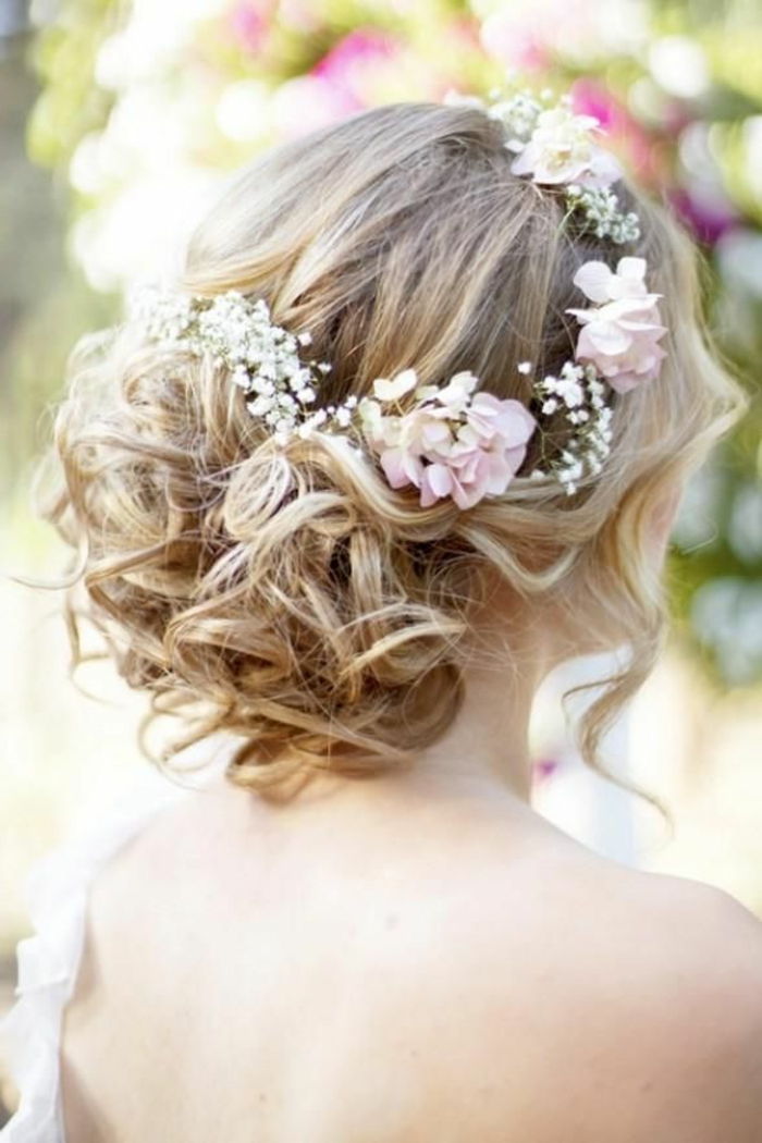 brud frisyr-med-blommor-vackra-blont-hår
