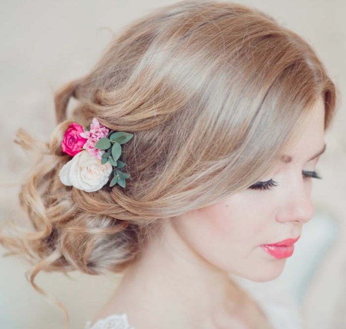 brude frisyre-med-blomster-vakre-light-farge håret