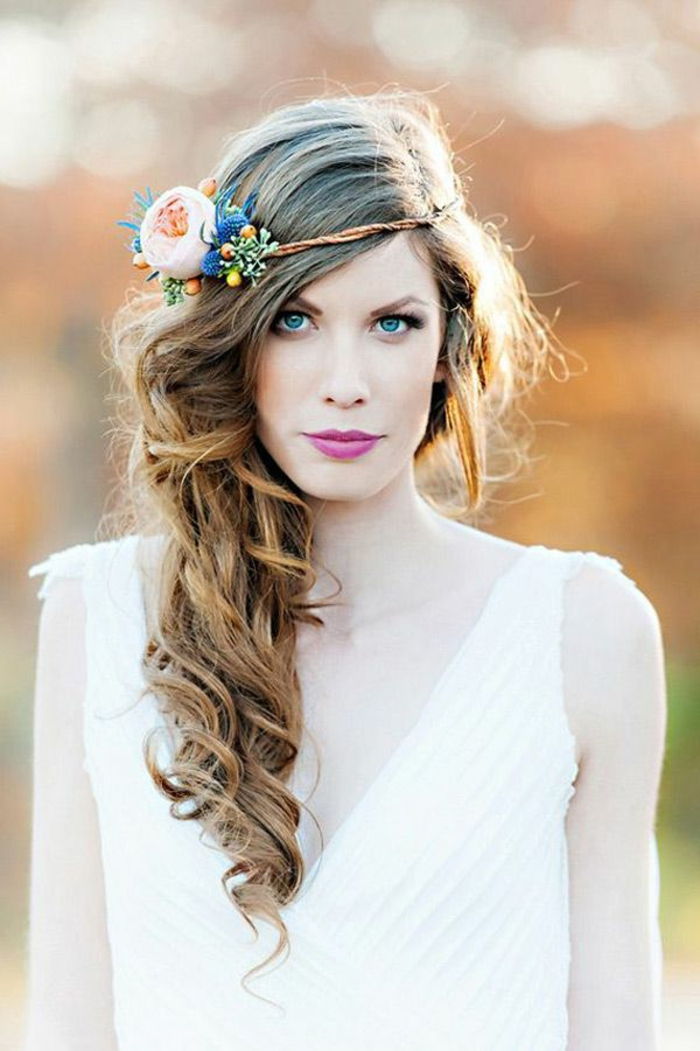 brude frisyre-med-blomster-vakre-krøllete hår
