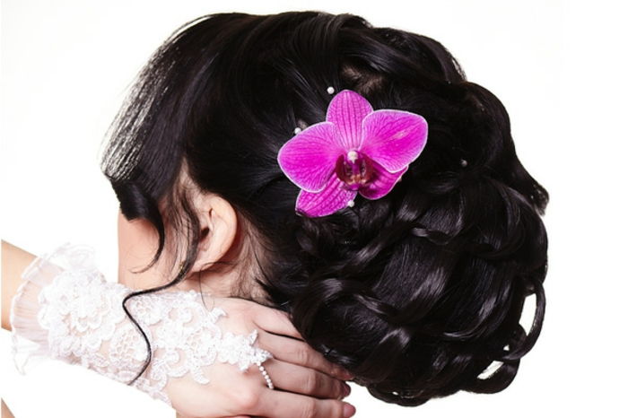brude frisyre-med-blomster-svart-hår