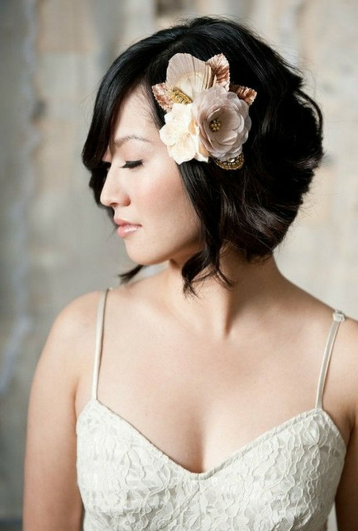 brude frisyre-med-blomster-svarthåret kvinne
