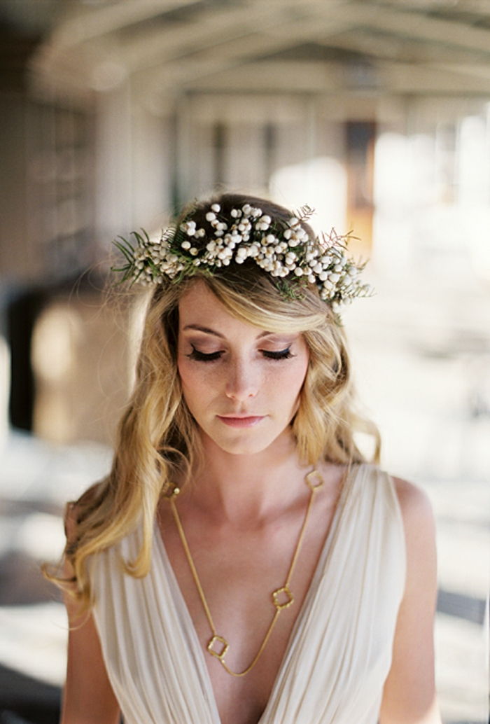 brude frisyre-med-blomster-super-elegant-kjole