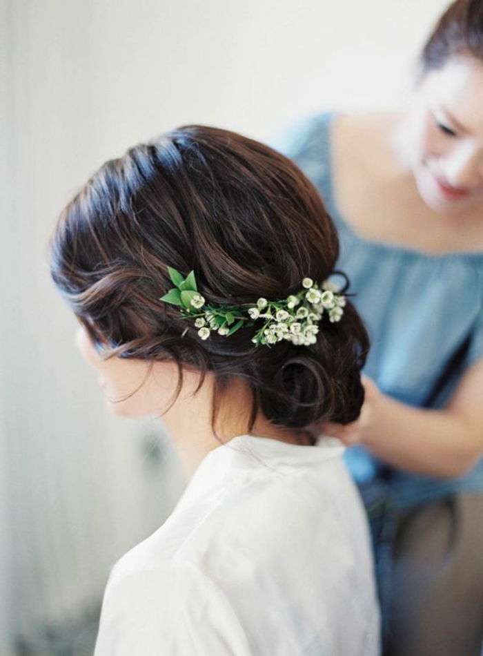 paprastas vestuvių šukuosena su galvos apdangalais su baltomis gėlėmis