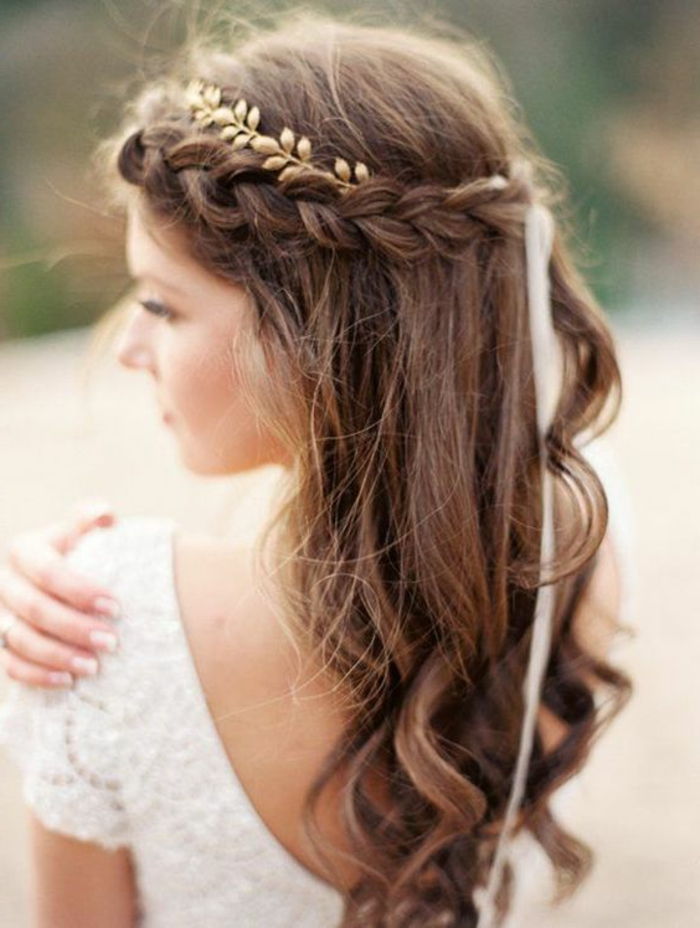 avslappnad bröllop frisyr med stor flätad och gyllene huvudbonad