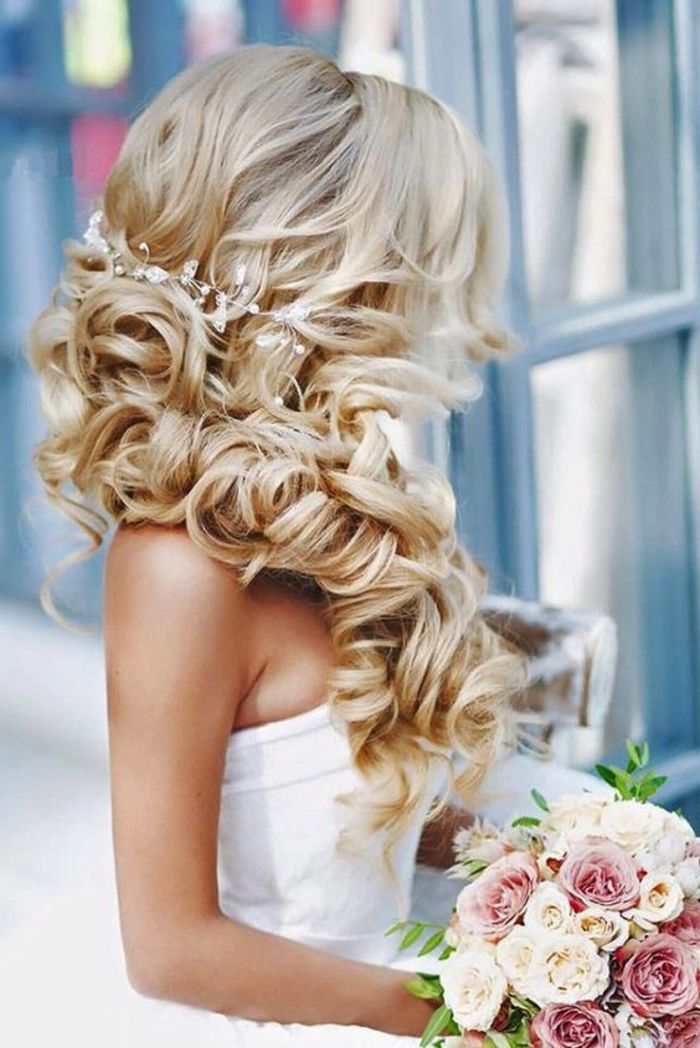 brud med långt, blont hår och en vacker bröllops frisyr