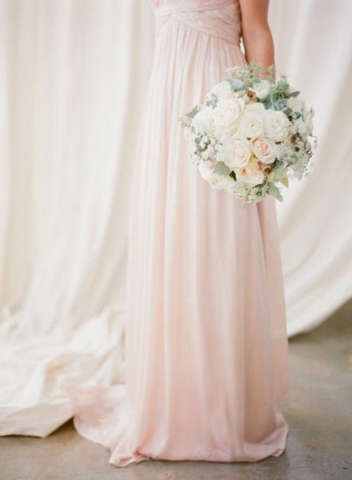 Suknelės-in-rožinė-ir-nuotakos puokštė