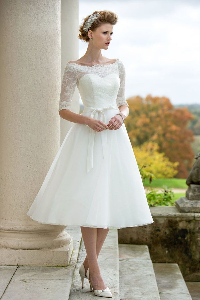 rochii de mireasa cu dantelă, rochie de mireasă de lungime medie cu mâneci din dantelă, coafură de nuntă în stil vintage
