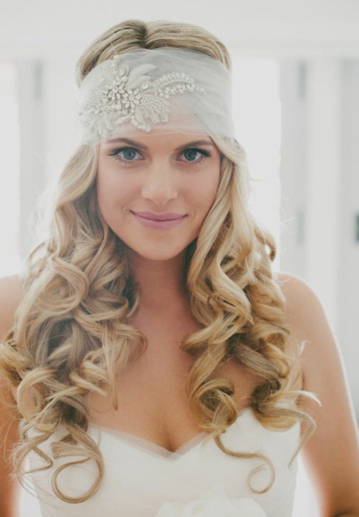 bruids make-up wild-lure-blond-haar blauwe-ogen-white-dress-froehliche Vrouw