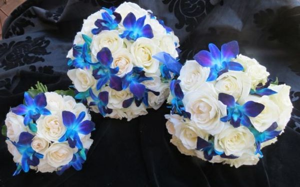 poročne šopke-z-modro-orhidejo-belo-vrtnic-Hochzeitsdeko-Blumendeko