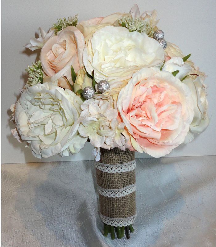 Bridal bouquet vintage med vita och rosa blommor silver dekorationer och inslagna med jakten