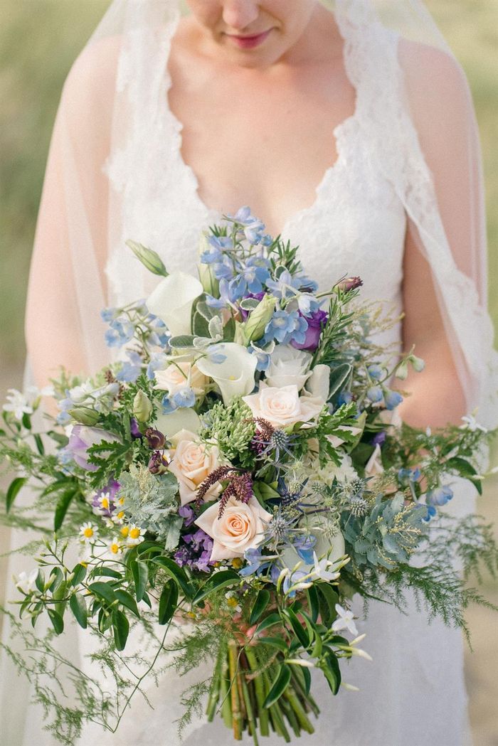 vita och små blåa blommor fält blommor bröllop bukett vår brudbukett vintage