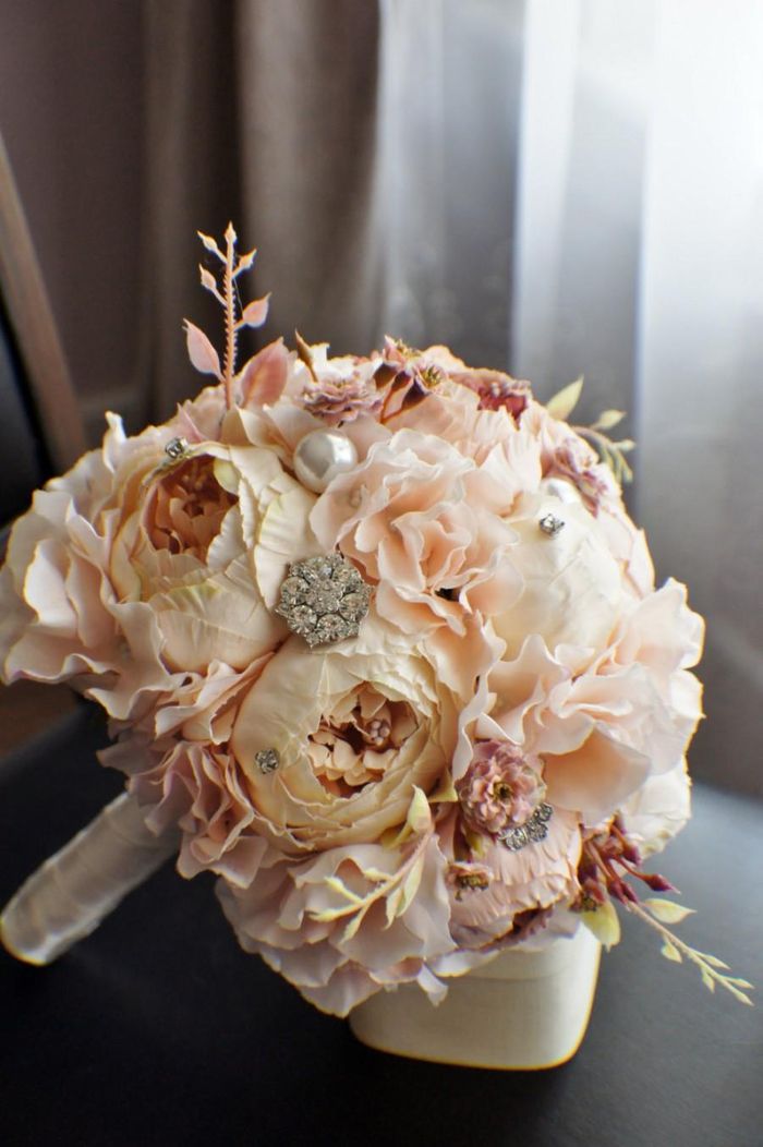 rosa blommor tätt arrangerade silver dekoration bröllop bukett vintage