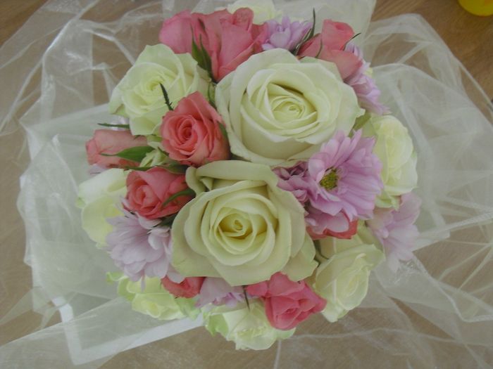 Bröllopsbukett vintage av gula och rosa rosor och lila blomma, vit dekoration