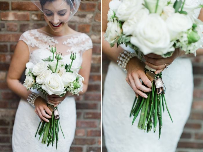 en glad brud med bröllopsbukettvintern av vita blommor med smycken