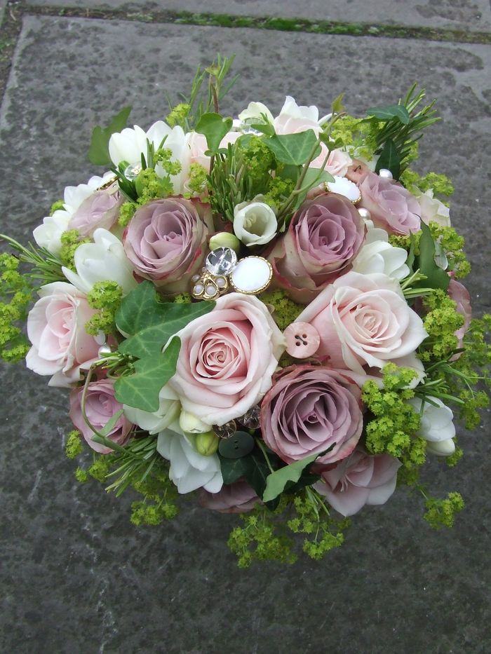 Bukett knappar dekorerade med rosa och lila rosor - bröllop bukett vintage