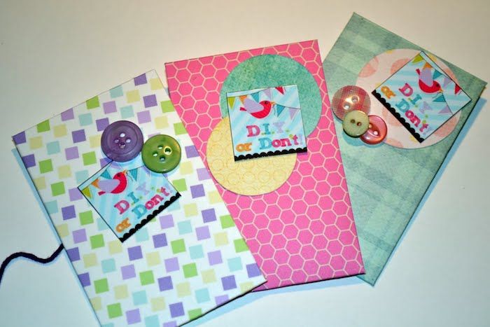 Kuvert tinker med färgstarkt papper och knappar, tre förslag till dekoration