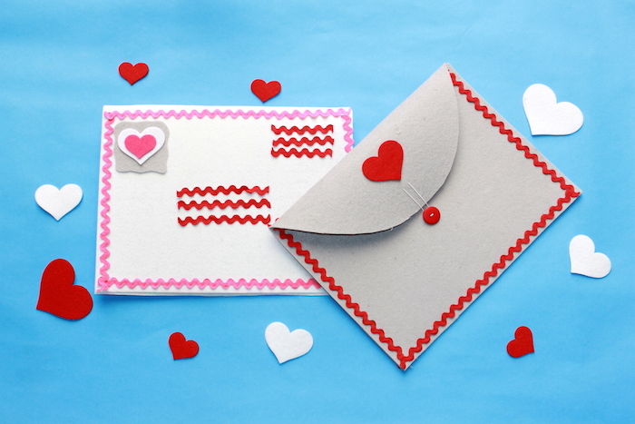 Lag en konvolutt - to konvolutter utsmykket med mange små hjerter