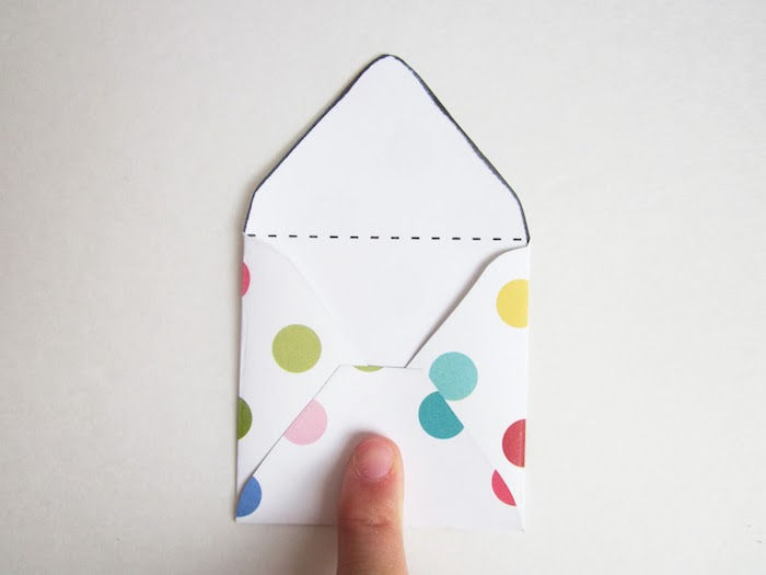 Gör ett kuvert - ett vitt kuvert med många färgstarka fläckar