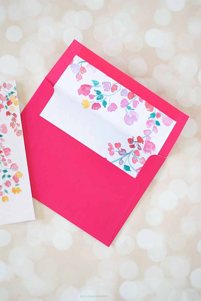 Gör ett kuvert - kuvert med rosa papper och vackra blommor i den
