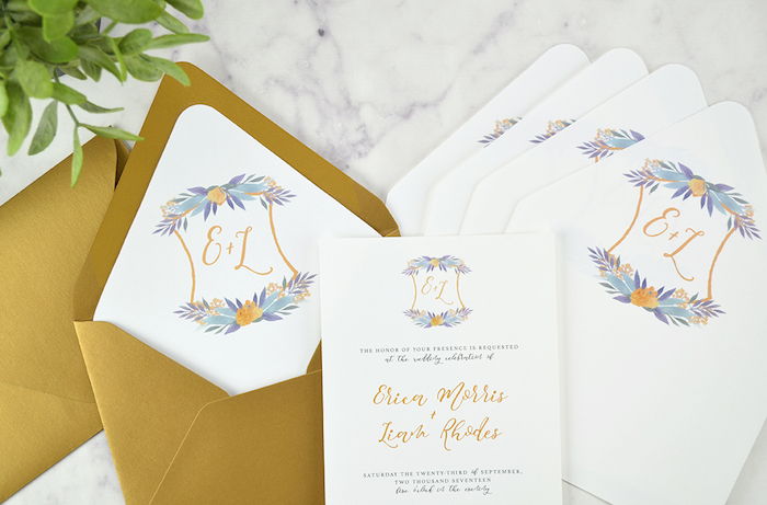 Bir zarf işçiliği - altın renkli özel davetler ile bir DIY düğün