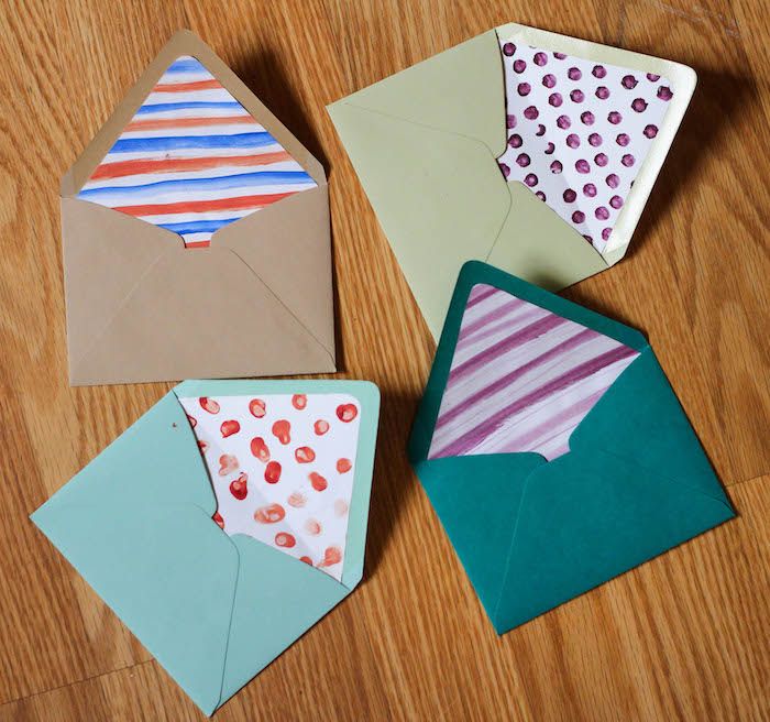 Utforming av en konvolutt - fire barns konvolutter dekorert i lyse farger