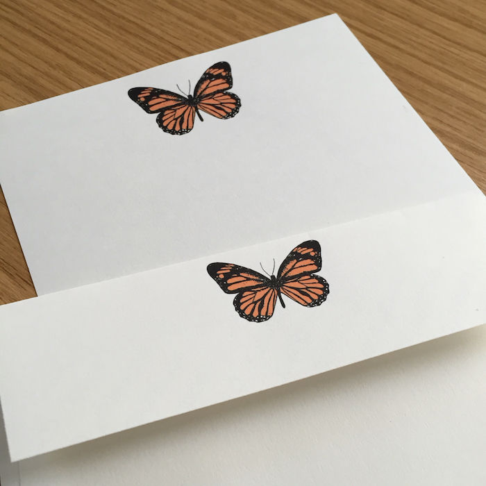 Å lage konvolutter - en konvolutt med klistremerker fra en sommerfugl
