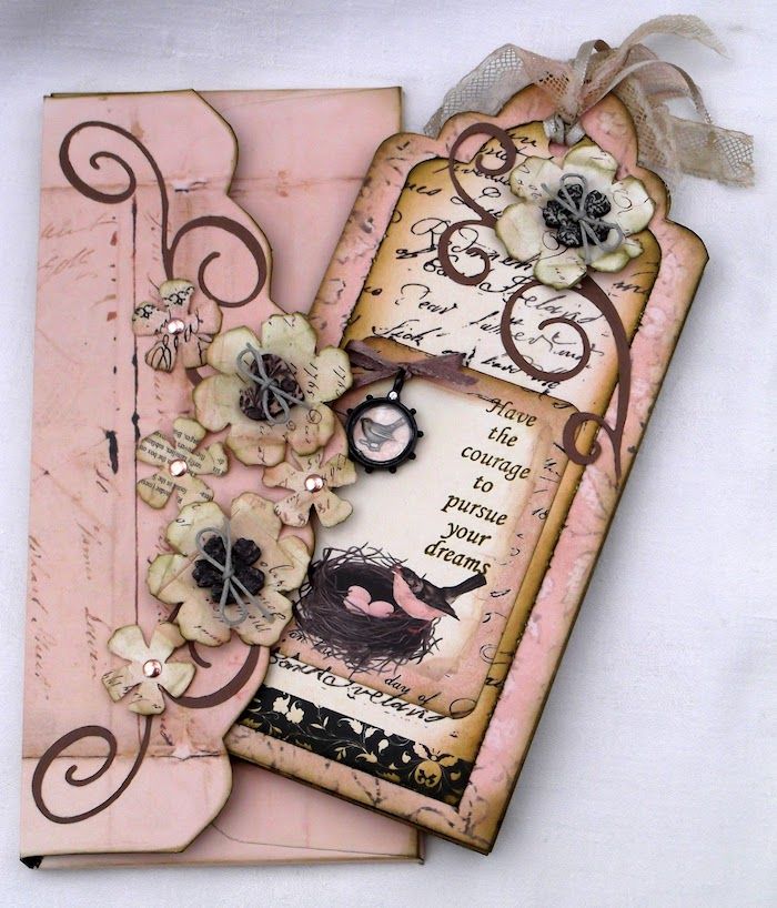 ett rosa kuvert med ett kort, kuvert tinker med vintage dekorationer