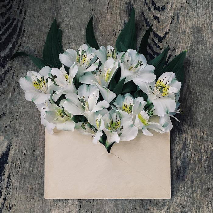 Kuvert själv - vik dig själv och fyll i med konstgjorda blommor