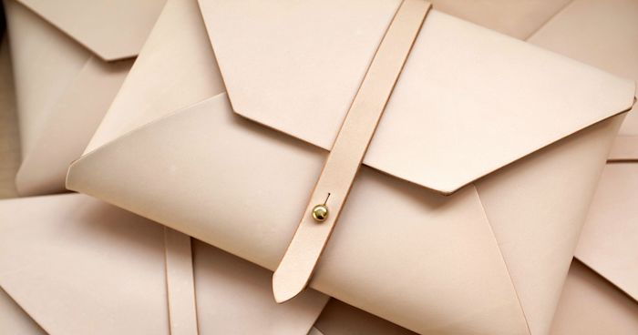 Kuvert själv - ett rosa kuvert med en bock fastsatt