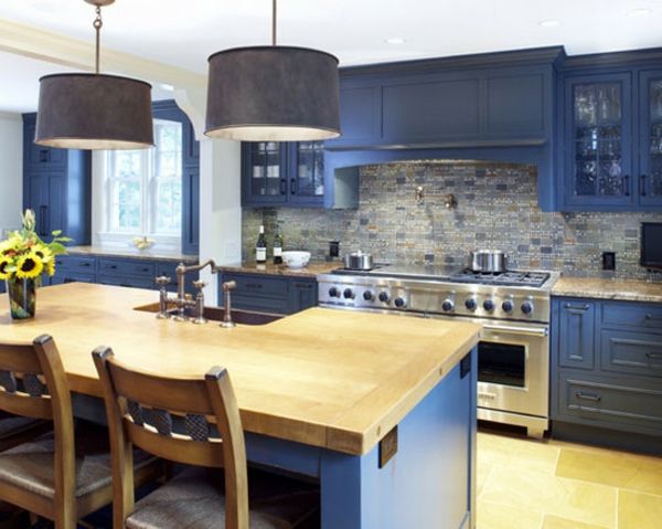 mėlyna kaimiškas virtuvė su pakabinamomis lempomis
