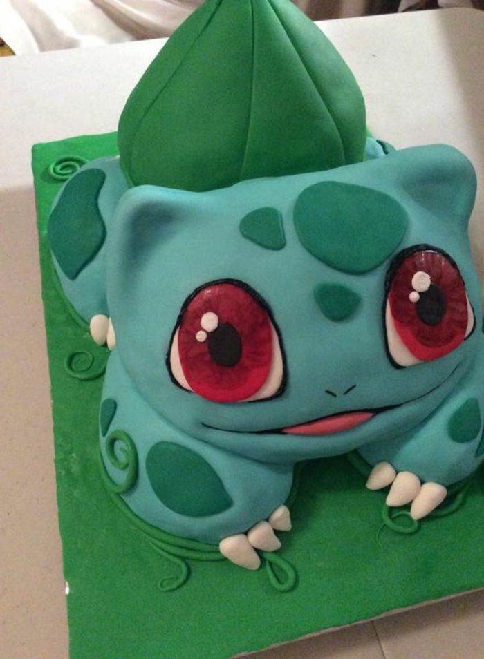 Aqui nós mostramos uma torta de pokemon verde, que as crianças podem gostar muito - uma criatura pokemon verde com grandes olhos vermelhos