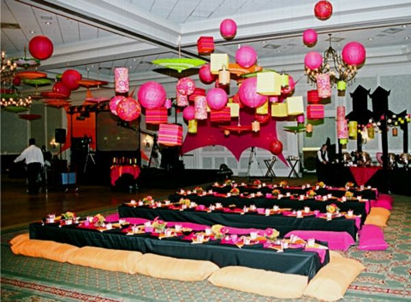 bolas coloridas de ciclâmen - penduradas no teto - decoração de festa