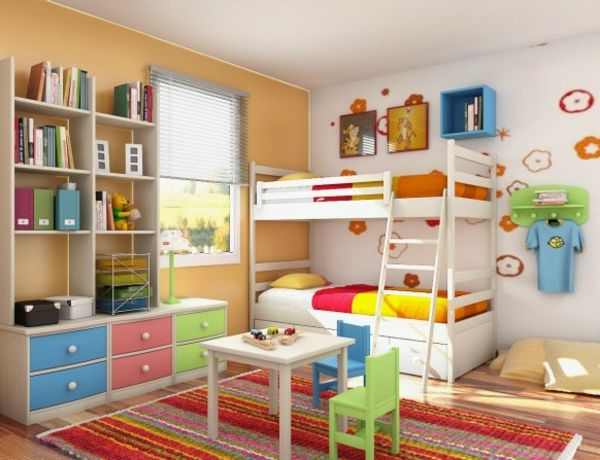 färgglada möbler och hög säng i barnrummet