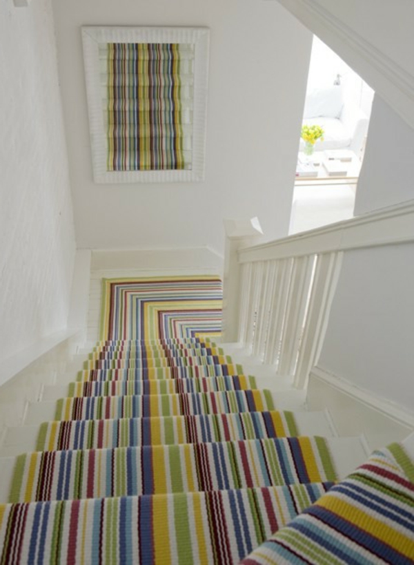 farebný pruhovaný koberec na schodoch Idea