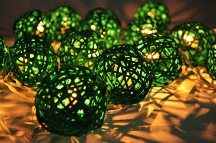 färgglada-lampor-gröna bollar dekorativ funktion