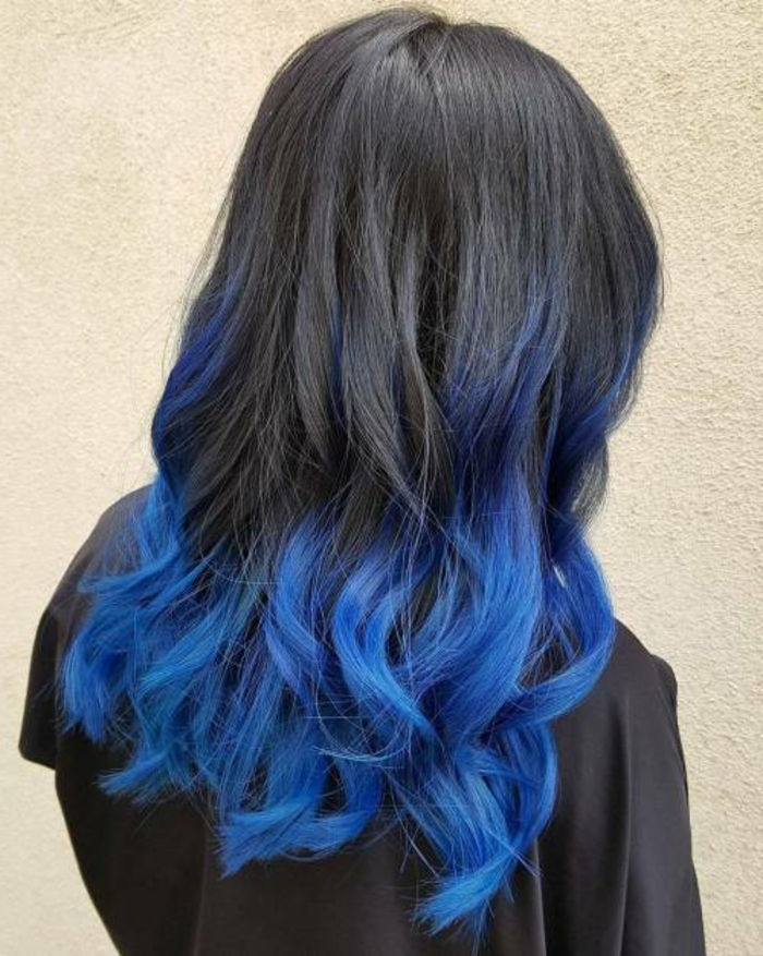 Ombre preto-azul, cabelos longos, cachos bonitos, grandes idéias para penteados atraentes