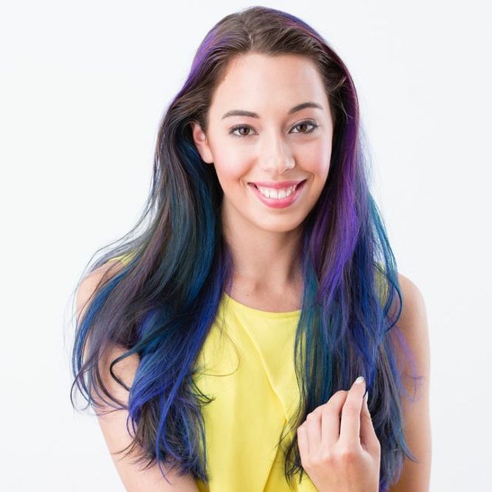 cabelos coloridos, cabelos pretos com fios azuis e roxos, maquiagem natural, top amarelo