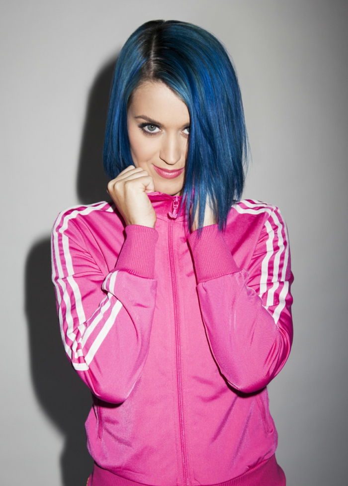 Katy Perry, cabelo azul, penteado bob, terno rosa esportes, lábios cor de rosa, maquiagem natural