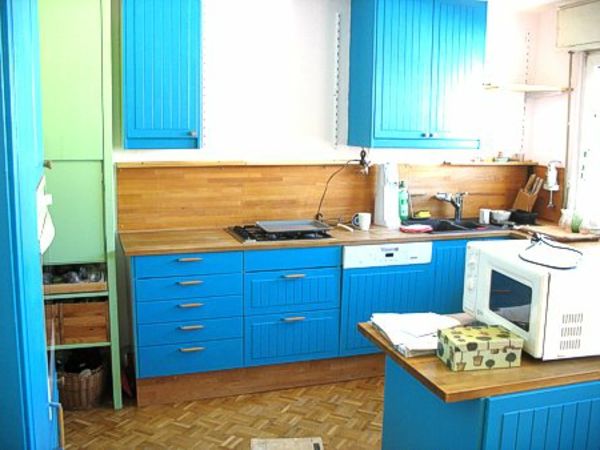 peças de mobiliário colorido-cozinha-com-parede-painéis-azul