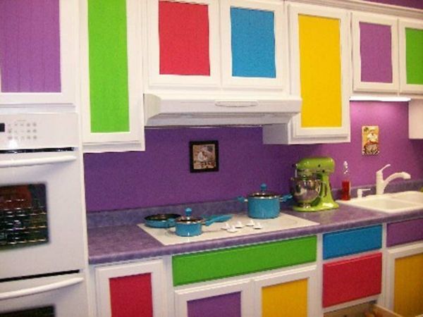 kuhinja s številnimi barvnimi barvami - sodobna oprema
