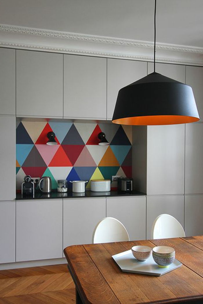 kuchnia z kolorową tylną ścianą kuchni z figurami geometrycznymi