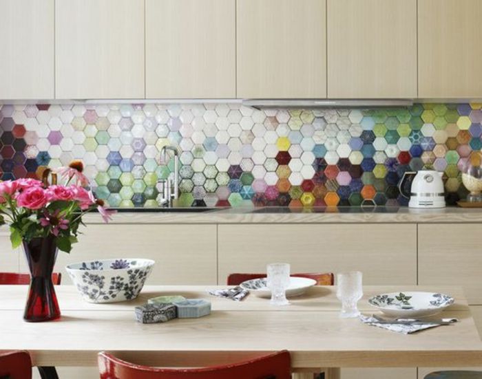 Svetlo rjave kuhinje z barvito zadnjo steno z mozaicnimi ploščicami