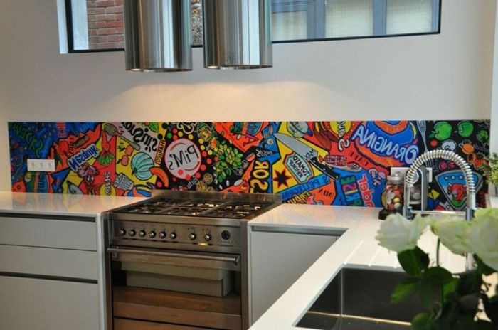 kreatywny design ścian w kuchni z kolorową tylną ścianą kuchni