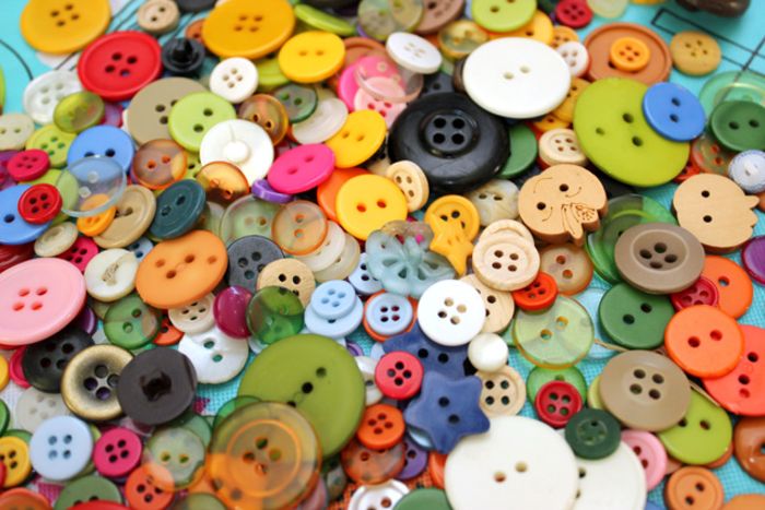 DIY projekt för barn, trädritning och dekorera med knappar, färgglada och glada