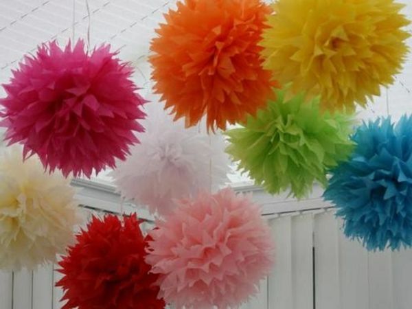 gör party dekoration själv - bollar av papper i ljusa färger